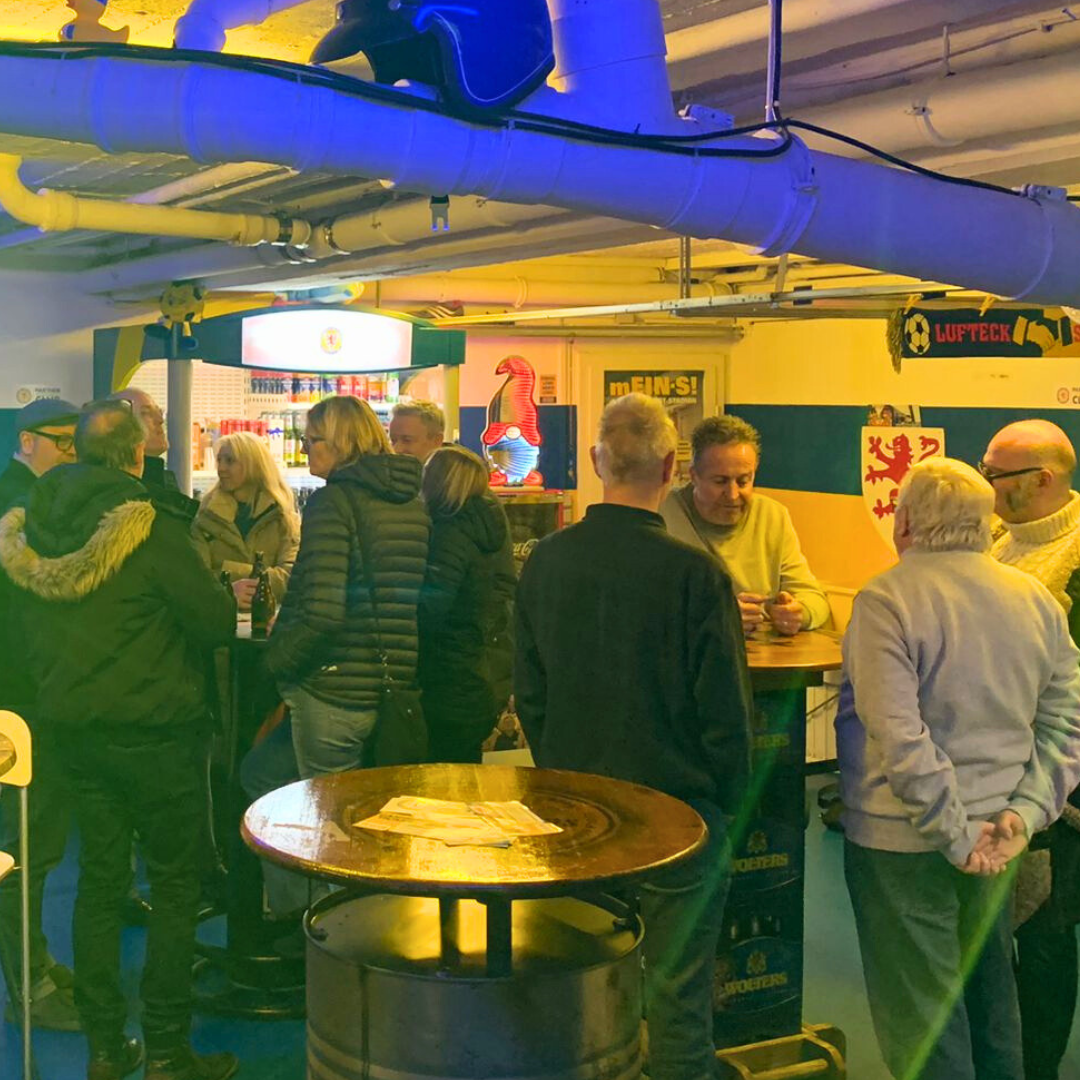 STAMMTISCH IN DER EINTRACHT-GARAGE: EIN ABEND IN BLAU-GELBER ATMOSPHÄRE